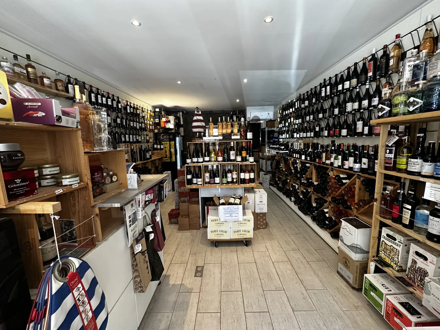 Rayonnages de vins et spiritueux à La Cave à Xav